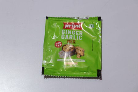 Téléchargez les photos : Pâte d'ail au gingembre dans un emballage vert - en image libre de droit