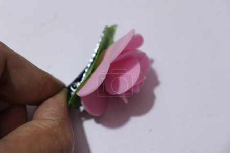 Foto de Flor de rosa artificial para la decoración del hogar aislado sobre fondo blanco - Imagen libre de derechos