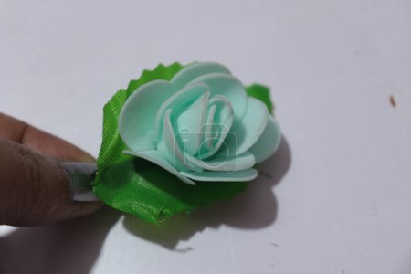 Téléchargez les photos : Fleur artificielle de rose pour la décoration à la maison isolée sur fond blanc - en image libre de droit