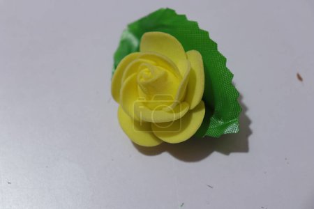 Téléchargez les photos : Fleur artificielle de rose pour la décoration à la maison isolée sur fond blanc - en image libre de droit
