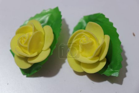 Foto de Flores de rosas artificiales para la decoración del hogar aisladas sobre fondo blanco - Imagen libre de derechos