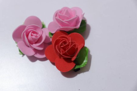 Foto de Flores de rosas artificiales para la decoración del hogar aisladas sobre fondo blanco - Imagen libre de derechos