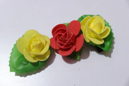 Téléchargez les photos : Fleurs de roses artificielles pour la décoration à la maison isolées sur fond blanc - en image libre de droit