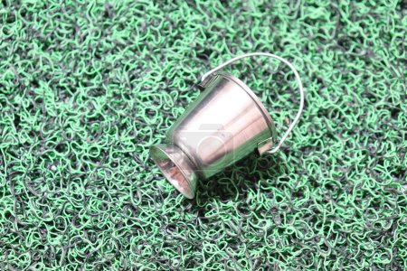 Foto de Redondo pequeño aluminio Handi aislado en la superficie verde - Imagen libre de derechos