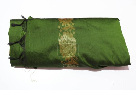 Téléchargez les photos : Traditionnel femelle Vert Couleur Fait à la main Saree travail isolé sur fond blanc - en image libre de droit