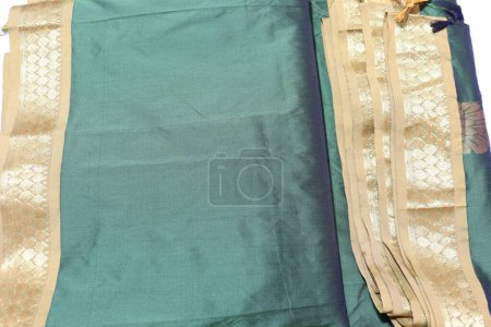 Foto de Tradicional hembra color verde trabajo hecho a mano Saree aislado sobre fondo blanco - Imagen libre de derechos