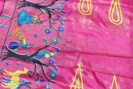 Téléchargez les photos : Traditionnel femelle Violet Couleur Fait à la main Saree travail isolé sur fond blanc - en image libre de droit