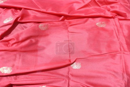 Téléchargez les photos : Traditionnel femelle Rouge Couleur Fait à la main Saree travail isolé sur fond blanc - en image libre de droit