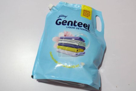 Téléchargez les photos : Vue du nouveau pack plastique de détergent liquide Genteel - en image libre de droit
