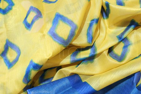 Téléchargez les photos : Saree de travail artisanale traditionnelle bleue jaune isolée sur fond blanc - en image libre de droit