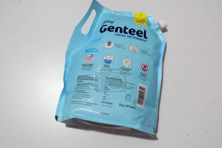 Téléchargez les photos : Vue du nouveau pack plastique de détergent liquide Genteel - en image libre de droit