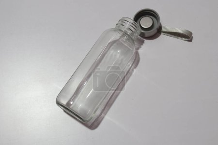 Téléchargez les photos : Bouteille de pot en verre transparent vide pour les boissons. Bouteille plastique - en image libre de droit