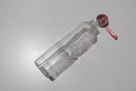 Foto de Frasco de vidrio transparente vacío para bebidas. Frasco de plástico - Imagen libre de derechos