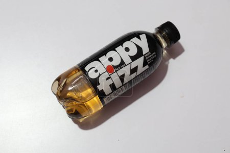 Téléchargez les photos : Vue de la bouteille de boisson gazeuse Apple Fizz - en image libre de droit