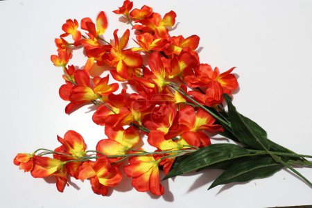 Foto de Flores artificiales coloridas de las orquídeas para la decoración casera aislada en fondo blanco - Imagen libre de derechos