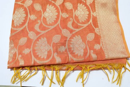 Foto de Hembra tradicional hecha a mano Dupta aislado sobre fondo blanco - Imagen libre de derechos
