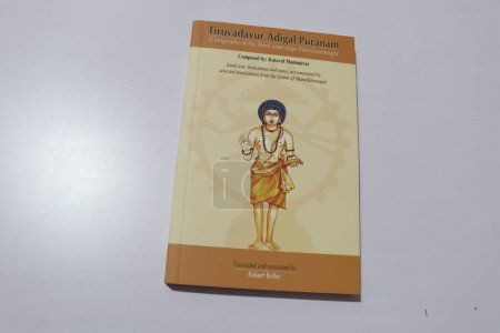 Téléchargez les photos : Gros plan de livre indien sur fond blanc - en image libre de droit