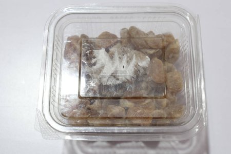 Téléchargez les photos : Boîte pleine de bonbons Amla isolés sur fond blanc. - en image libre de droit