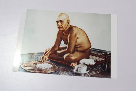 Téléchargez les photos : Vue rapprochée de la carte postale avec Ramana Maharshi - en image libre de droit