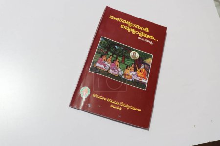 Foto de Primer plano del libro indio sobre fondo blanco - Imagen libre de derechos