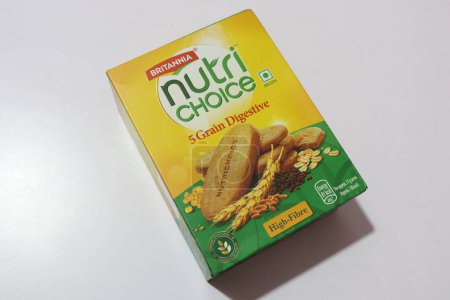 Téléchargez les photos : Boîte de biscuits savoureux sur blanc - en image libre de droit
