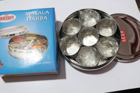 Téléchargez les photos : Ustensiles en argent boîte masala dans la boîte d'origine - en image libre de droit