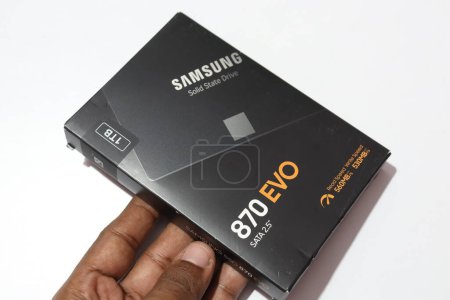 Foto de Samsung 870 EVO 4TB SATA aislado sobre fondo blanco - Imagen libre de derechos