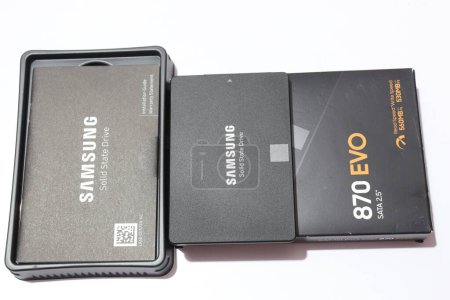 Téléchargez les photos : Samsung 870 EVO 4TB SATA isolé sur fond blanc - en image libre de droit