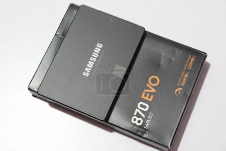 Téléchargez les photos : Samsung 870 EVO 4TB SATA isolé sur fond blanc - en image libre de droit