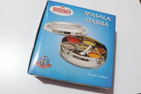 Foto de Caja de acero Masala para cocina aislada sobre fondo blanco - Imagen libre de derechos
