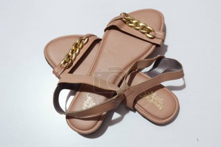 Téléchargez les photos : Semelle plate sandale pour dames isolées sur fond blanc - en image libre de droit