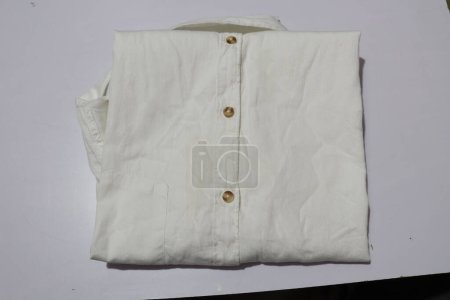 Téléchargez les photos : Chemise formelle homme isolée sur fond blanc - en image libre de droit