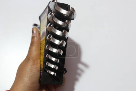Foto de Juego de llaves de doble extremo abierto de acero aislado sobre fondo blanco - Imagen libre de derechos