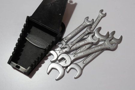 Foto de Juego de llaves de doble extremo abierto de acero aislado sobre fondo blanco - Imagen libre de derechos