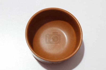 Foto de Tazón de sopa de arte popular tribal de cerámica de color marrón aislado sobre fondo blanco - Imagen libre de derechos