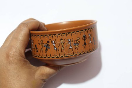 Téléchargez les photos : Bol à soupe d'art populaire tribal en céramique de couleur brune isolé sur fond blanc - en image libre de droit