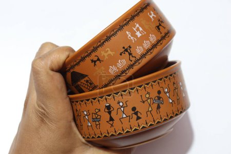 Foto de Tazones de sopa de arte popular tribal de cerámica de color marrón aislados sobre fondo blanco - Imagen libre de derechos