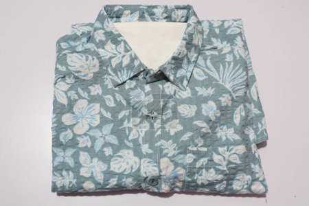 Foto de Camisa formal de color azul aislada sobre fondo blanco - Imagen libre de derechos