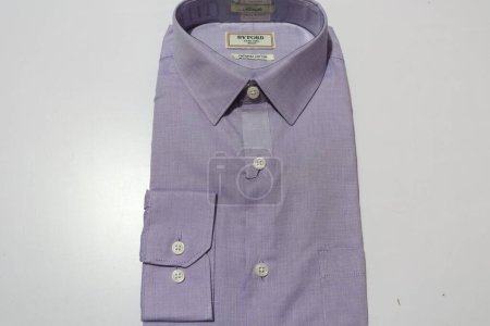 Téléchargez les photos : Violet Couleur Chemise formelle isolée sur fond blanc - en image libre de droit