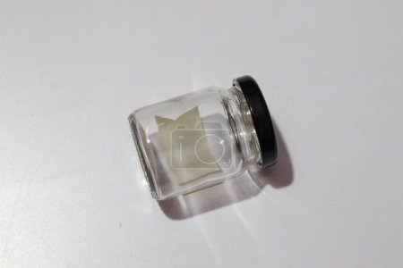 Foto de Primer plano de la botella de vidrio con tapa negra sobre fondo gris - Imagen libre de derechos