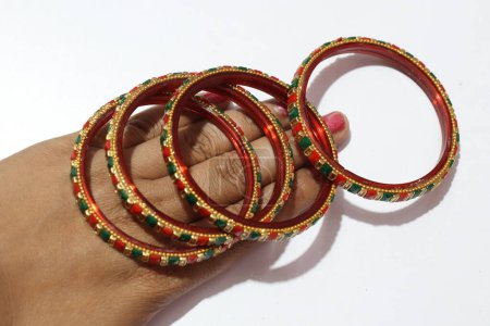 Foto de Joyería tradicional india, mano de mujer con pulseras - Imagen libre de derechos