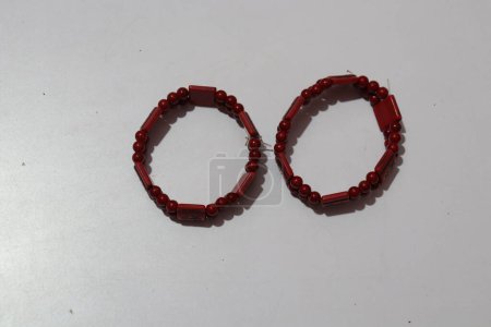 Foto de Dos pulseras redondas rojas sobre fondo blanco - Imagen libre de derechos
