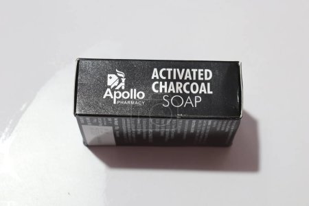 Foto de Farmacia Apollo activado jabón de carbón sobre fondo blanco - Imagen libre de derechos