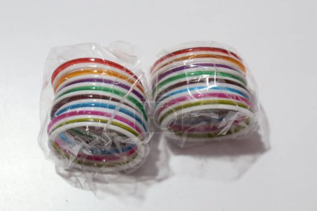 Foto de Vista de cerca de los coloridos brazaletes de plástico sobre fondo blanco - Imagen libre de derechos