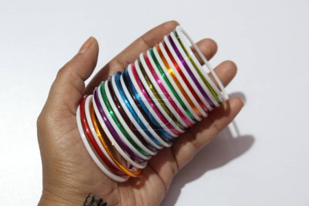 Foto de Vista de cerca de los coloridos brazaletes de plástico sobre fondo blanco - Imagen libre de derechos