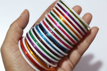 Téléchargez les photos : Vue rapprochée de bracelets en plastique coloré sur fond blanc - en image libre de droit