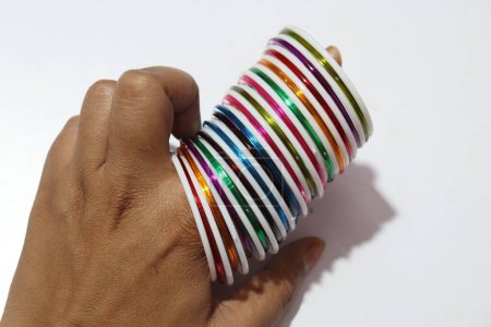 Téléchargez les photos : Vue rapprochée de bracelets en plastique coloré sur fond blanc - en image libre de droit