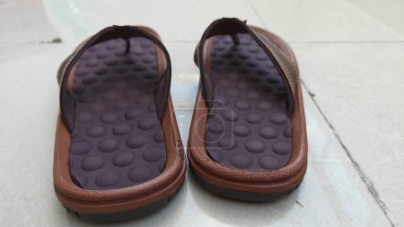 Téléchargez les photos : Vue rapprochée de chaussures en cuir élégantes sandales - en image libre de droit