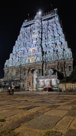 Téléchargez les photos : Chidambaram Thillai Natarajar temple gopuram vue complète pendant la nuit - en image libre de droit