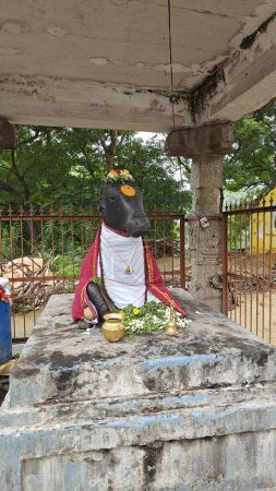Foto de Estatua de vaca, un animal venerado en el hinduismo. Representa a la Madre Tierra, ya que es una fuente de bondad y su leche nutre a todas las criaturas - Imagen libre de derechos